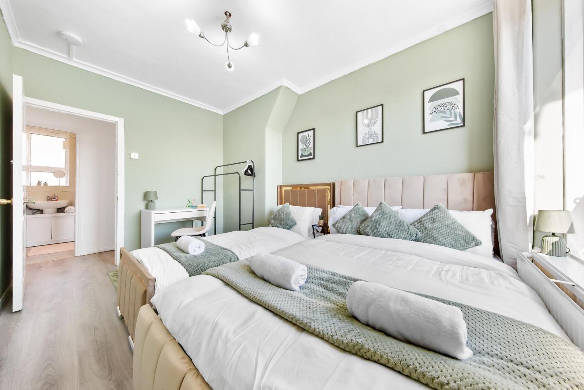Modern 2 Bed Sleeps 7 Apartment