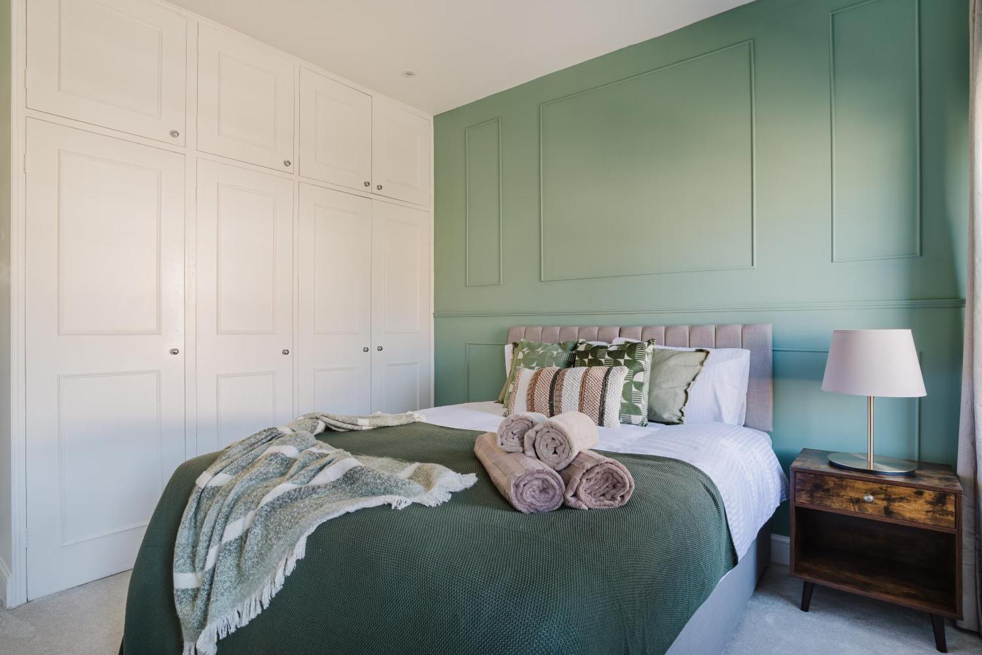 Newly Renovated Stylish Urban Modern 2bed 1bath E14 Flat Apartment London