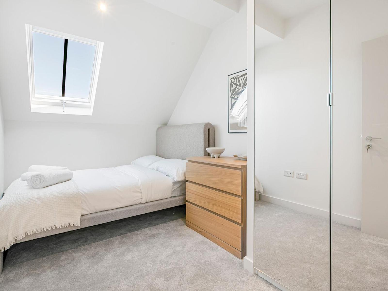 Pass The Keys Chic 3-bedroom Retreat With Private Balcony Apartment *