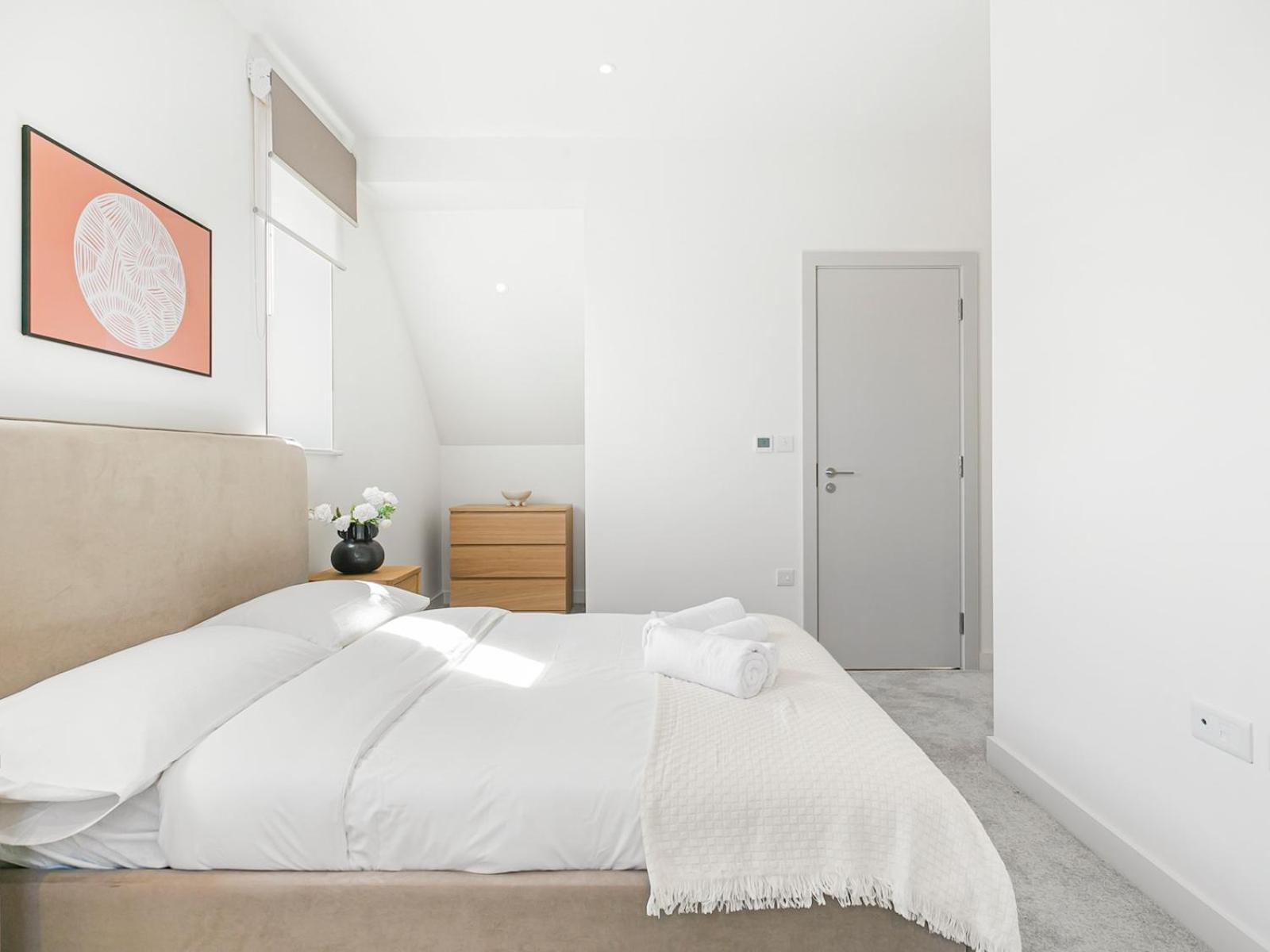 Apartment Pass The Keys Chic 3-bedroom Retreat With Private Balcony