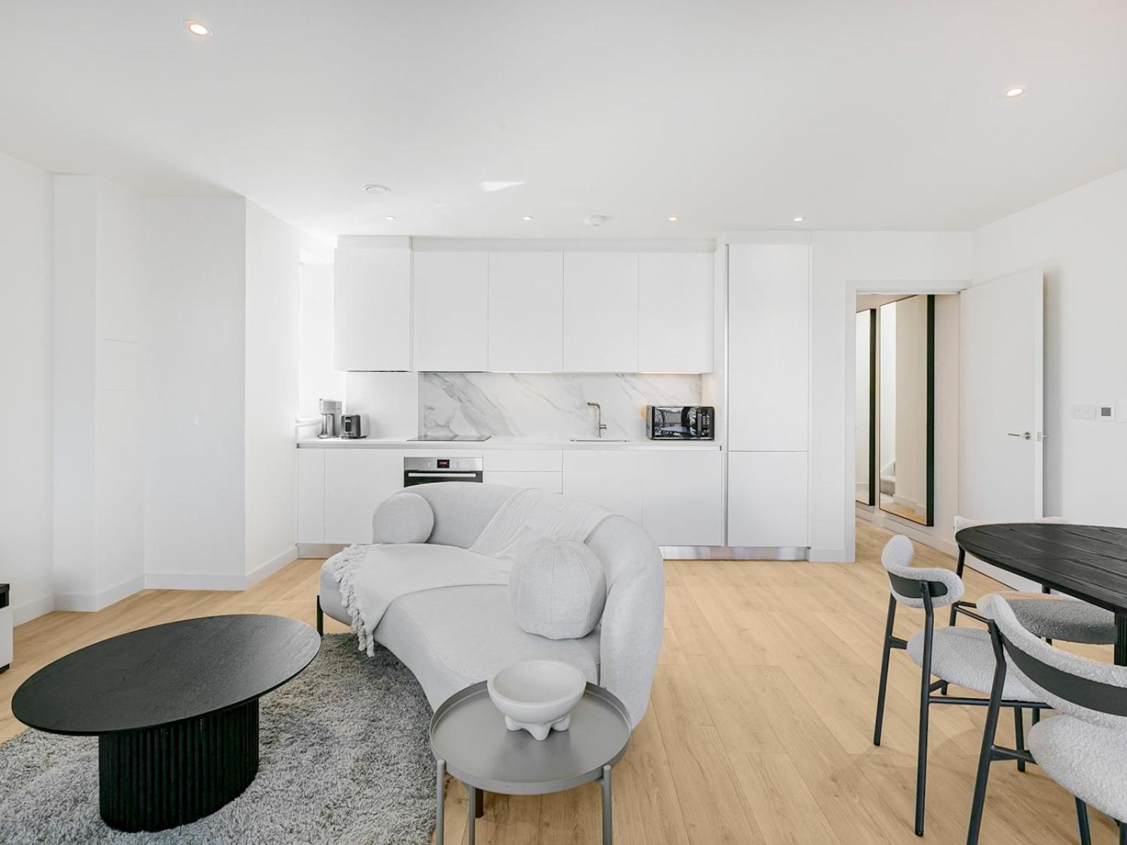 Pass The Keys Chic 3-bedroom Retreat With Private Balcony Apartment