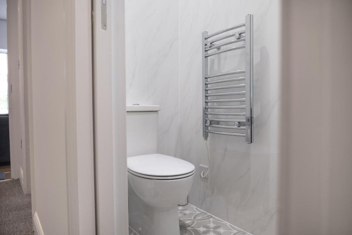 Apartment Spacious 2 Bed 2 Bath With Free Parking For 2 Cars And Underground Station Zone 2 For Quick Access To Up To 10 Guests London