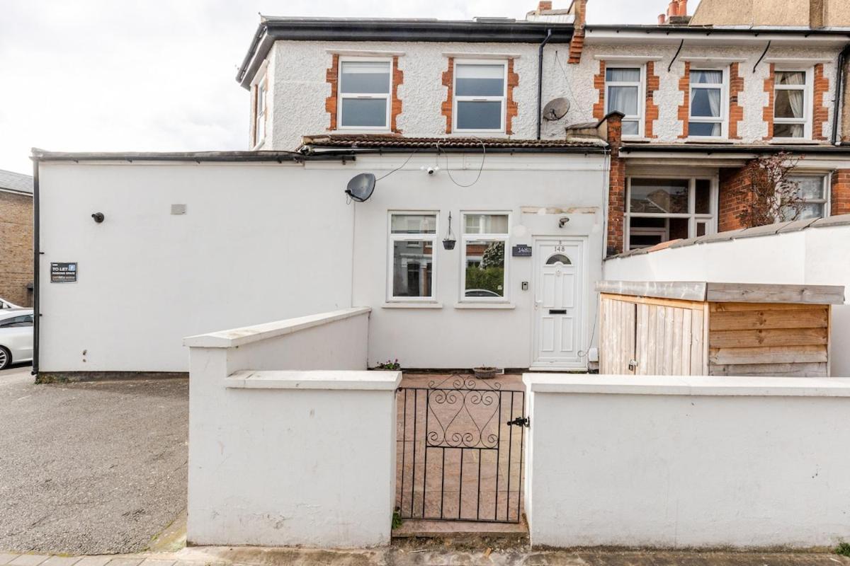 Spacious 2 Bed 2 Bath With Free Parking For 2 Cars And Underground Station Zone 2 For Quick Access To Up To 10 Guests Apartment *