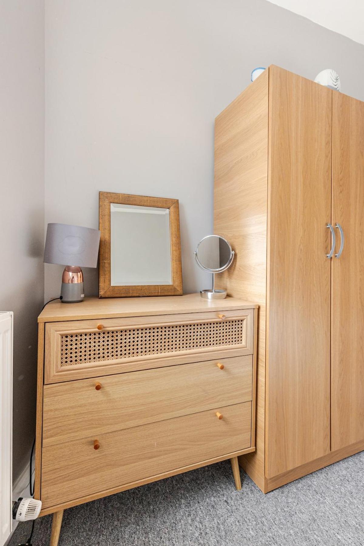 Apartment Spacious 2 Bed 2 Bath With Free Parking For 2 Cars And Underground Station Zone 2 For Quick Access To Up To 10 Guests