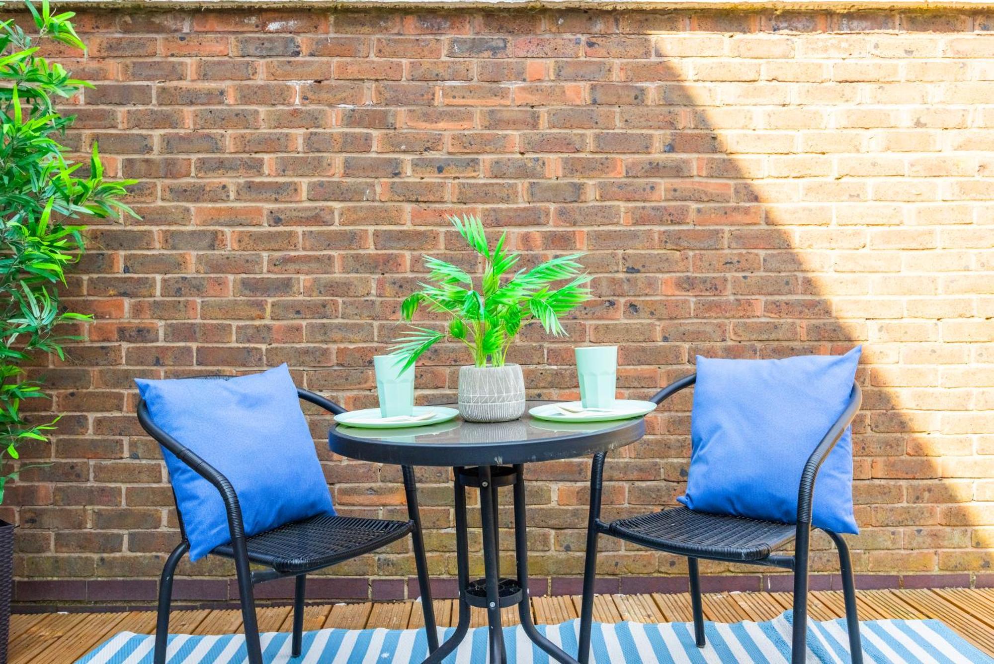 Holiday home Stylish 2 Bedroom London Home With Garden Free Parking Smart Tvs Close To Thames Riverside And Canary Wharf London