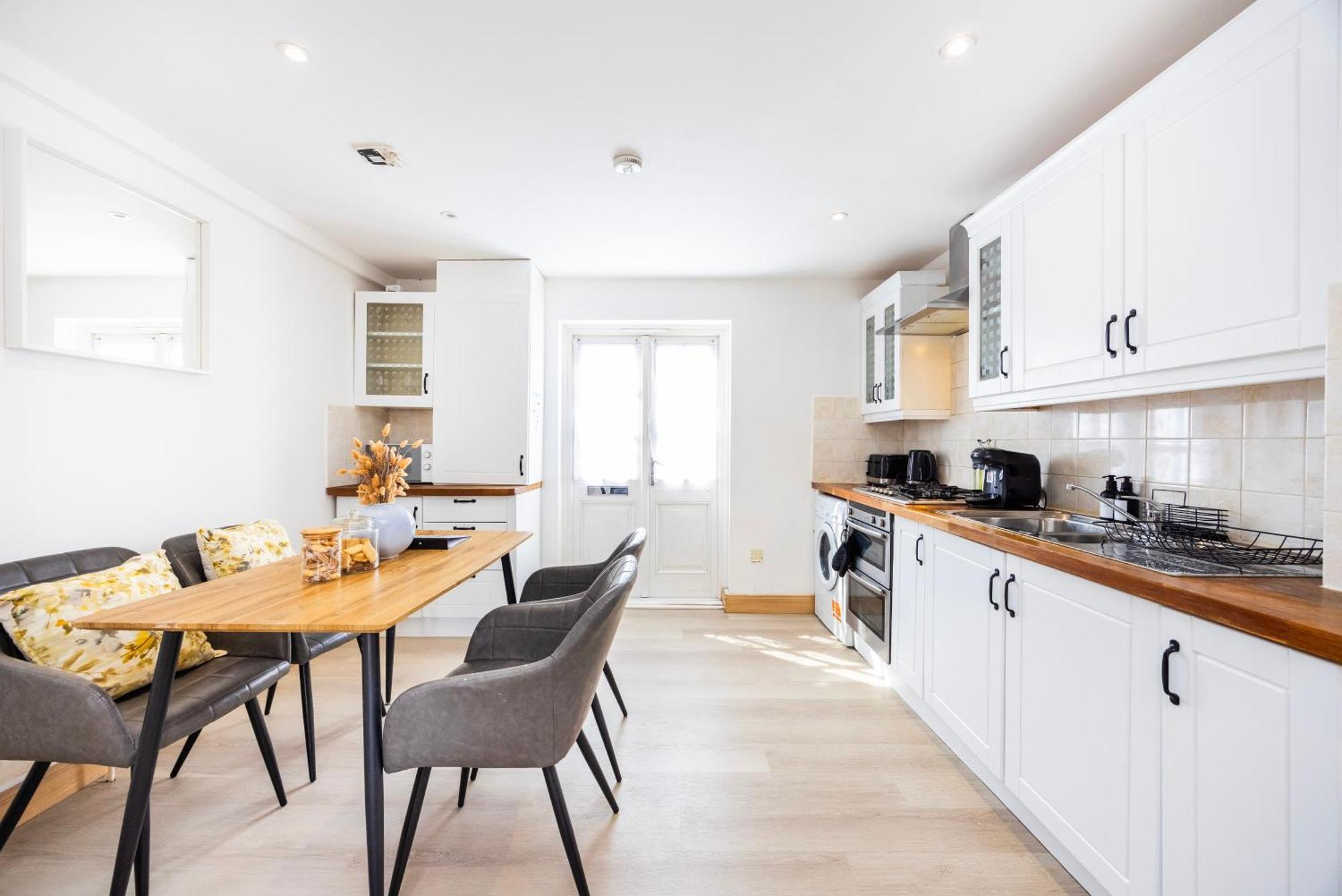 Stylish 2 Bedroom London Home With Garden Free Parking Smart Tvs Close To Thames Riverside And Canary Wharf * London