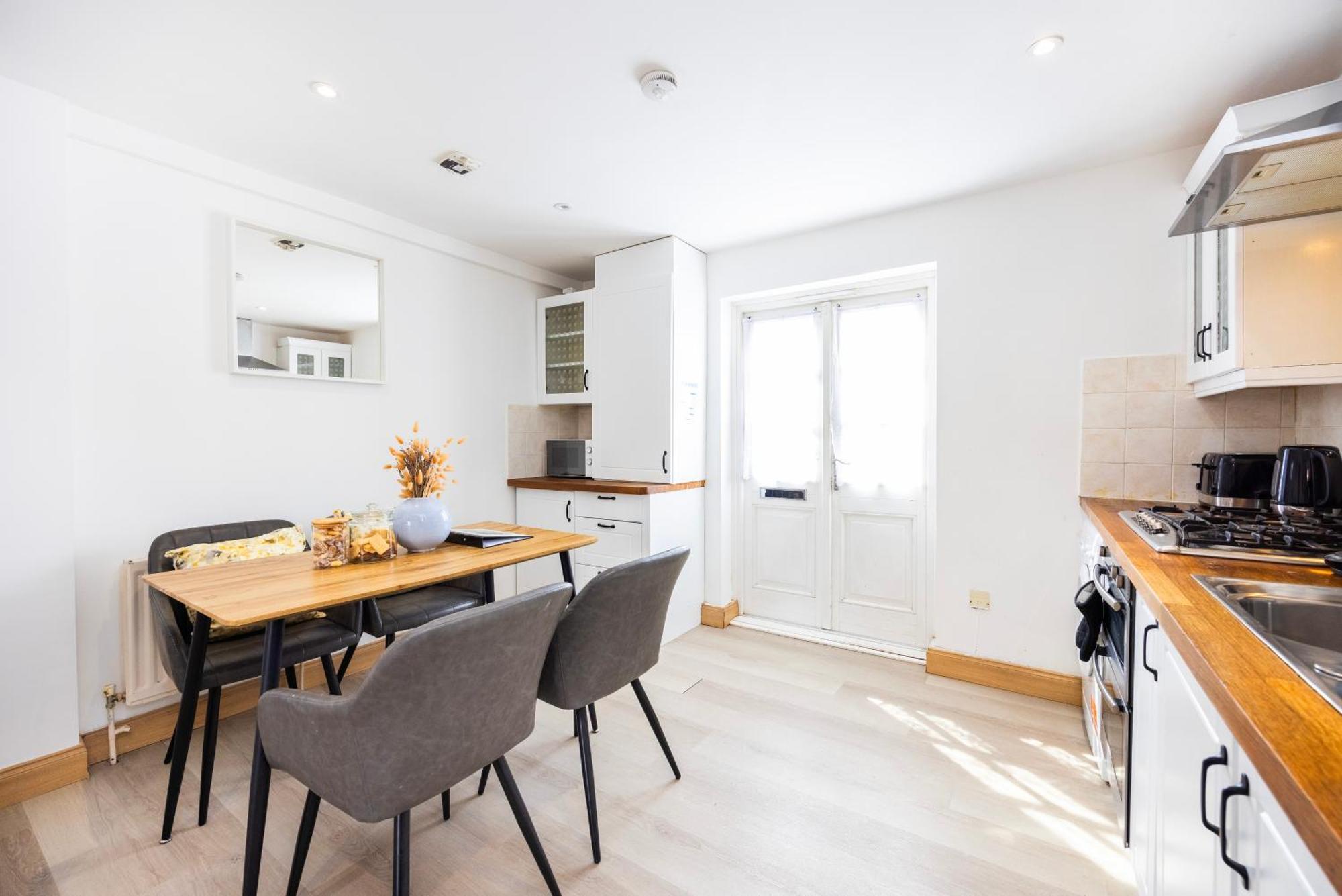 Stylish 2 Bedroom London Home With Garden Free Parking Smart Tvs Close To Thames Riverside And Canary Wharf *