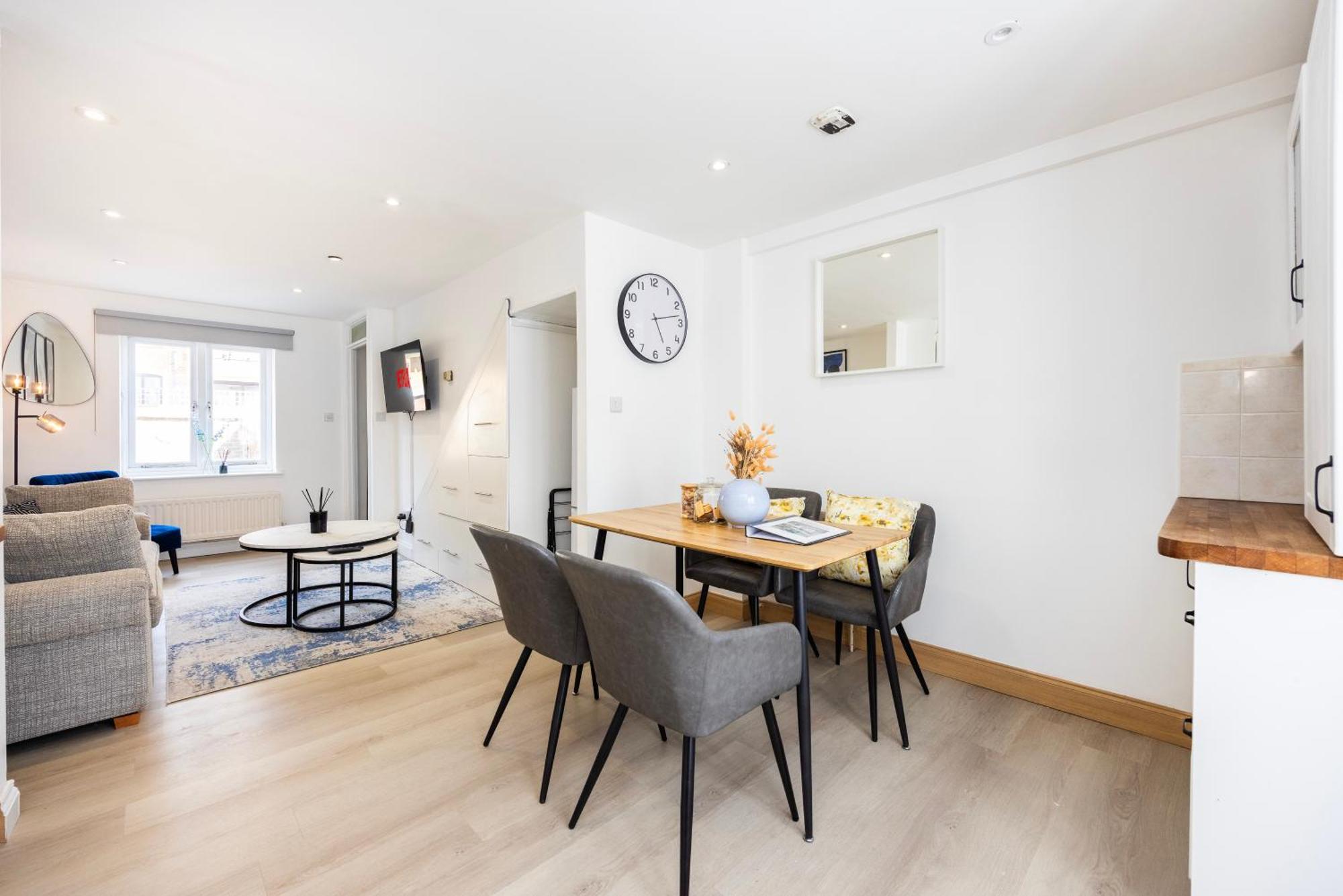 Stylish 2 Bedroom London Home With Garden Free Parking Smart Tvs Close To Thames Riverside And Canary Wharf