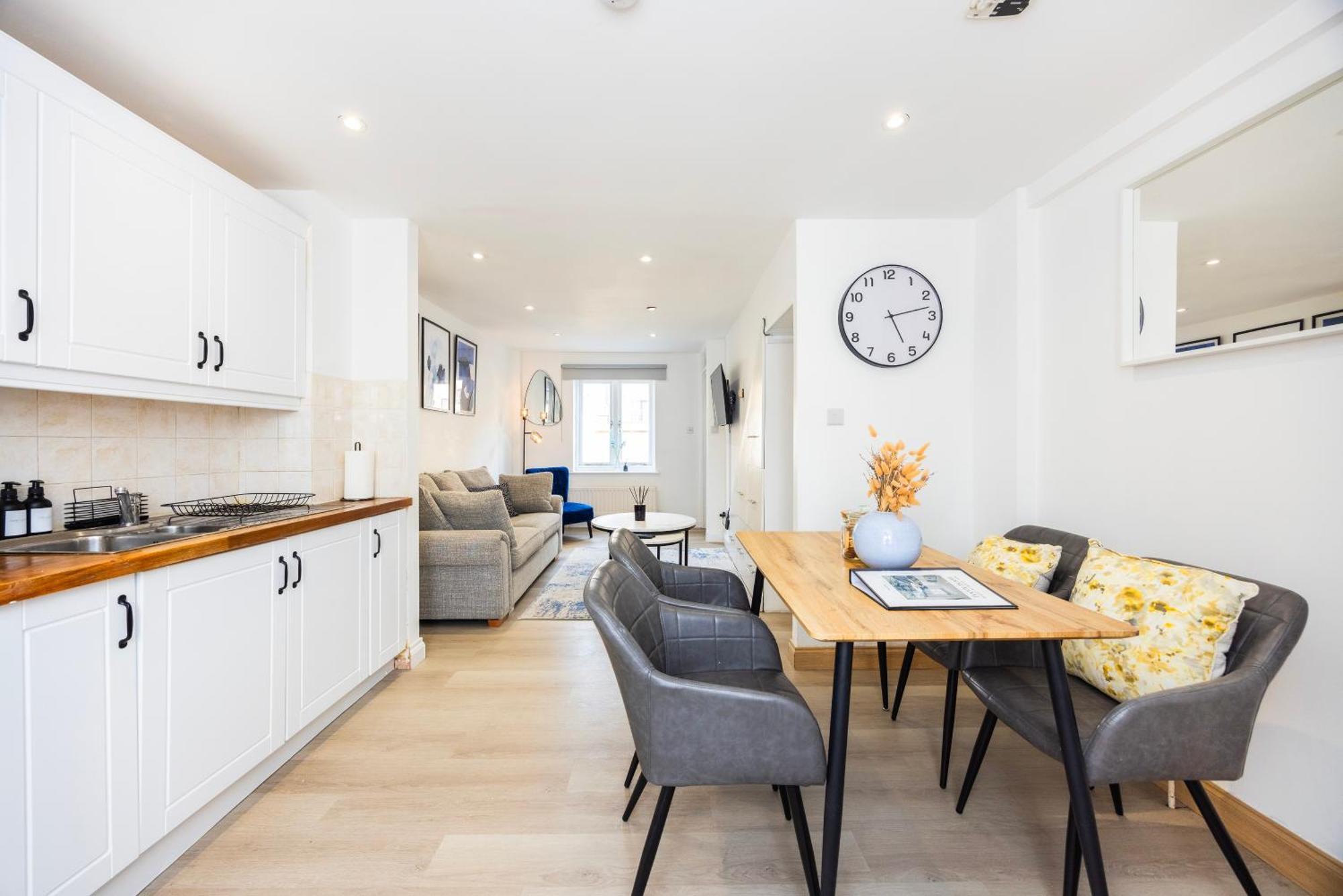 Stylish 2 Bedroom London Home With Garden Free Parking Smart Tvs Close To Thames Riverside And Canary Wharf Holiday home