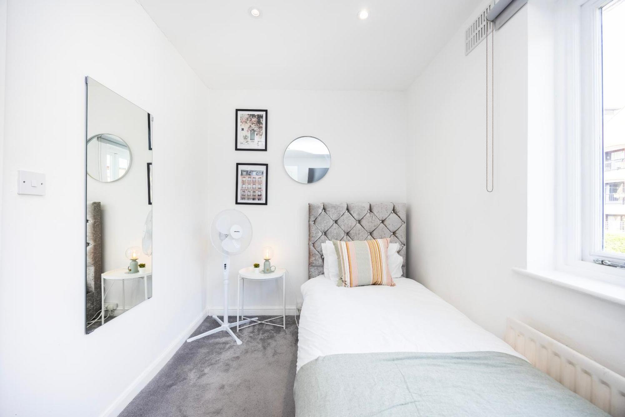 Stylish 2 Bedroom London Home With Garden Free Parking Smart Tvs Close To Thames Riverside And Canary Wharf * London