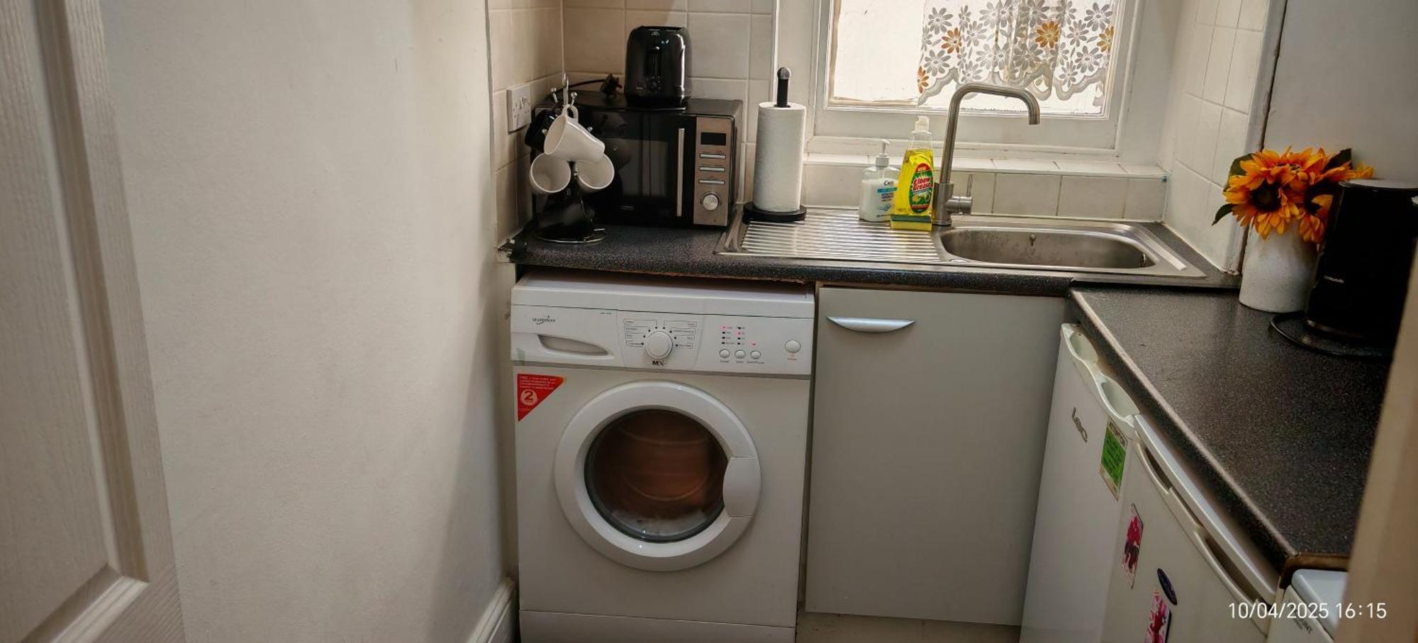 Bayswater One Bedroom Apartment *