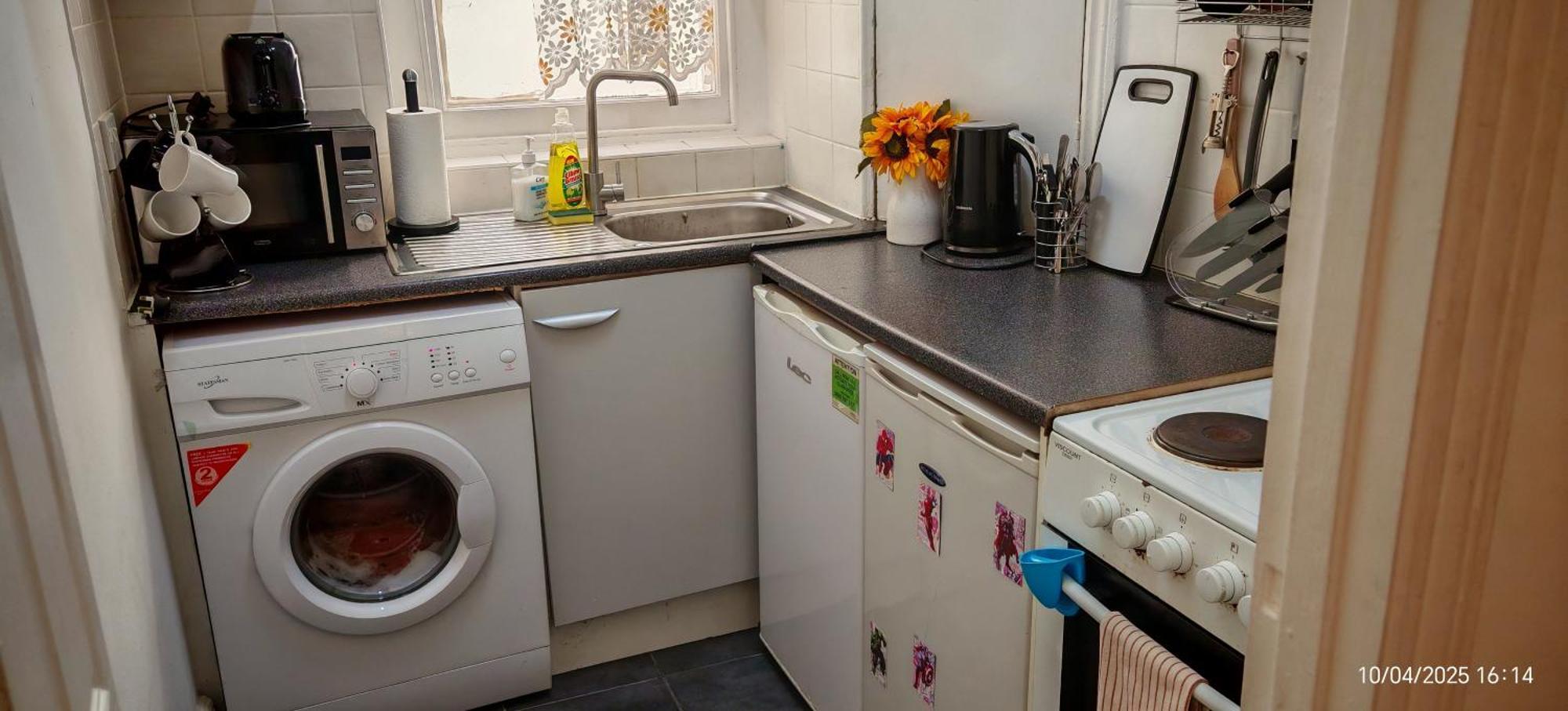 Bayswater One Bedroom Apartment *