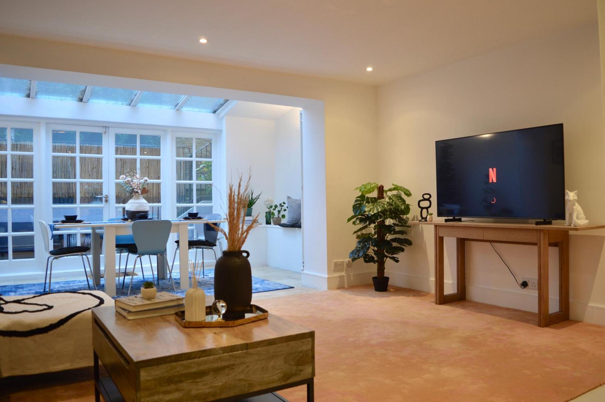 Deluxe Maisonette Oval, Sleeps 4, Garden & Hammock 2 Bedrooms - Open For Business Stays, Relocators, Long Stays, Contractors