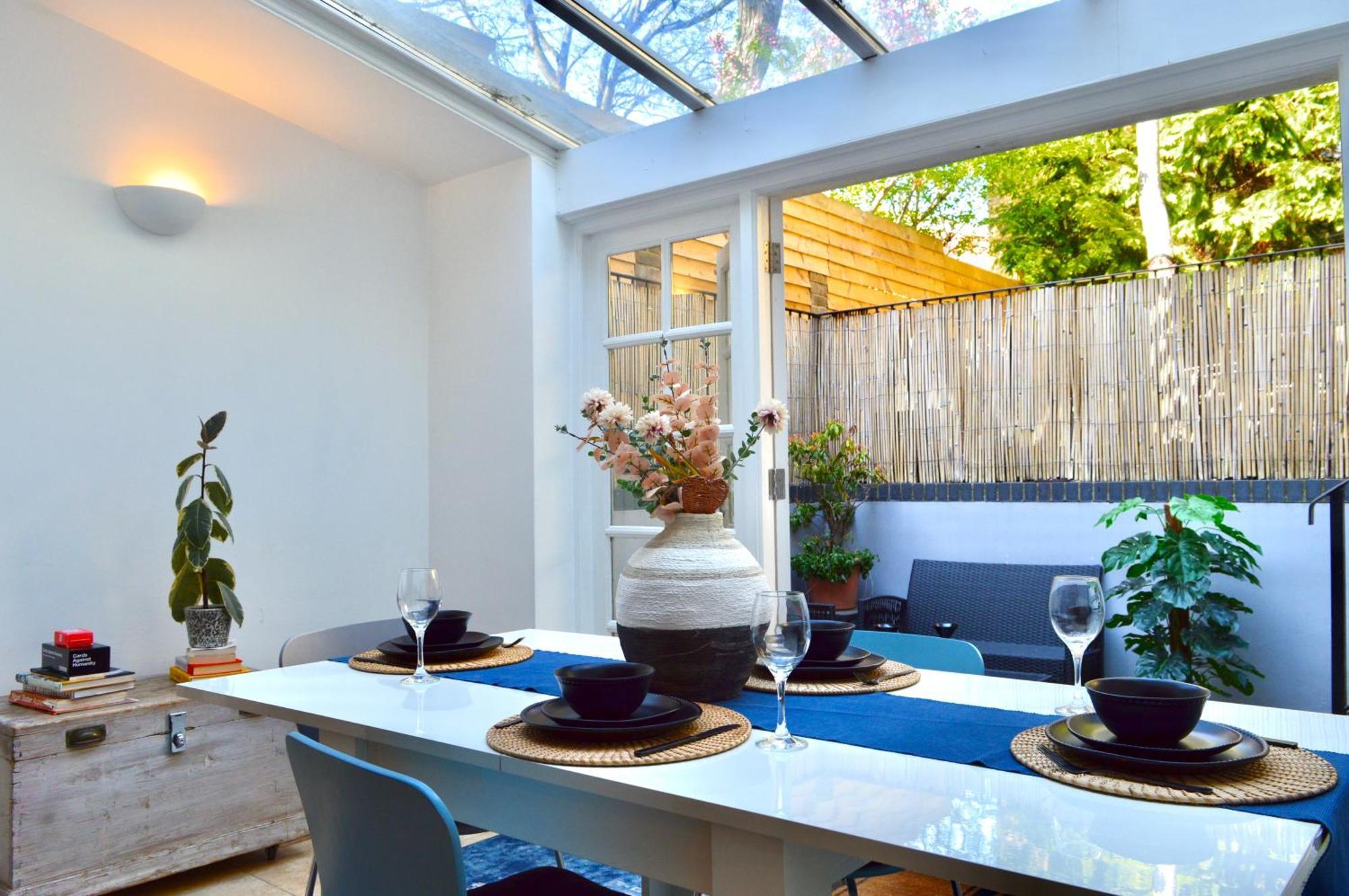 Deluxe Maisonette Oval, Sleeps 4, Garden & Hammock 2 Bedrooms - Open For Business Stays, Relocators, Long Stays, Contractors Apartment