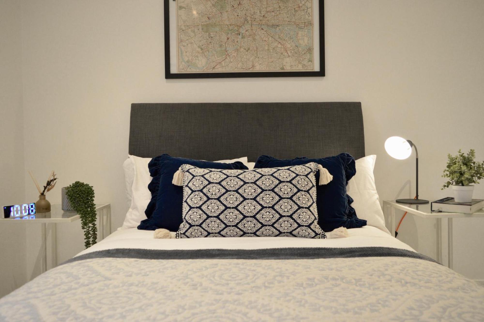 Deluxe Maisonette Oval, Sleeps 4, Garden & Hammock 2 Bedrooms - Open For Business Stays, Relocators, Long Stays, Contractors Apartment