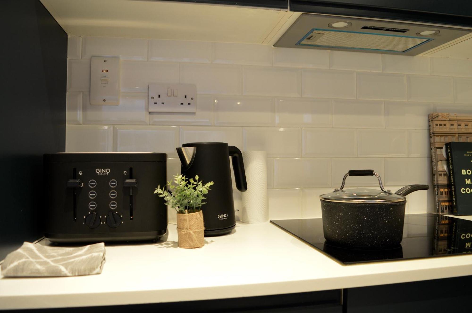 Deluxe Maisonette Oval, Sleeps 4, Garden & Hammock 2 Bedrooms - Open For Business Stays, Relocators, Long Stays, Contractors * London