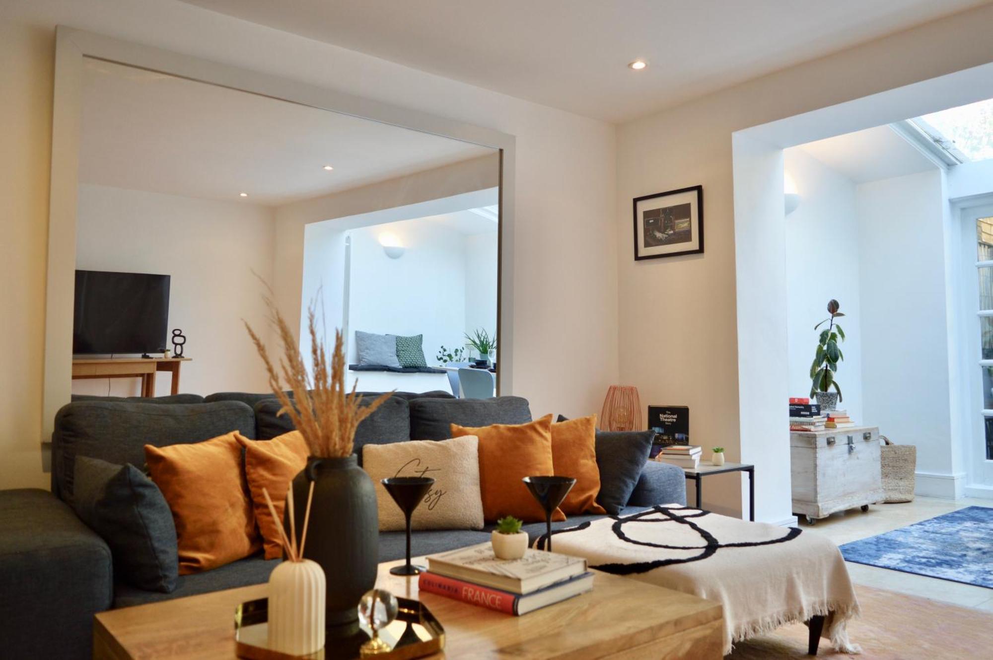 Apartment Deluxe Maisonette Oval, Sleeps 4, Garden & Hammock 2 Bedrooms - Open For Business Stays, Relocators, Long Stays, Contractors