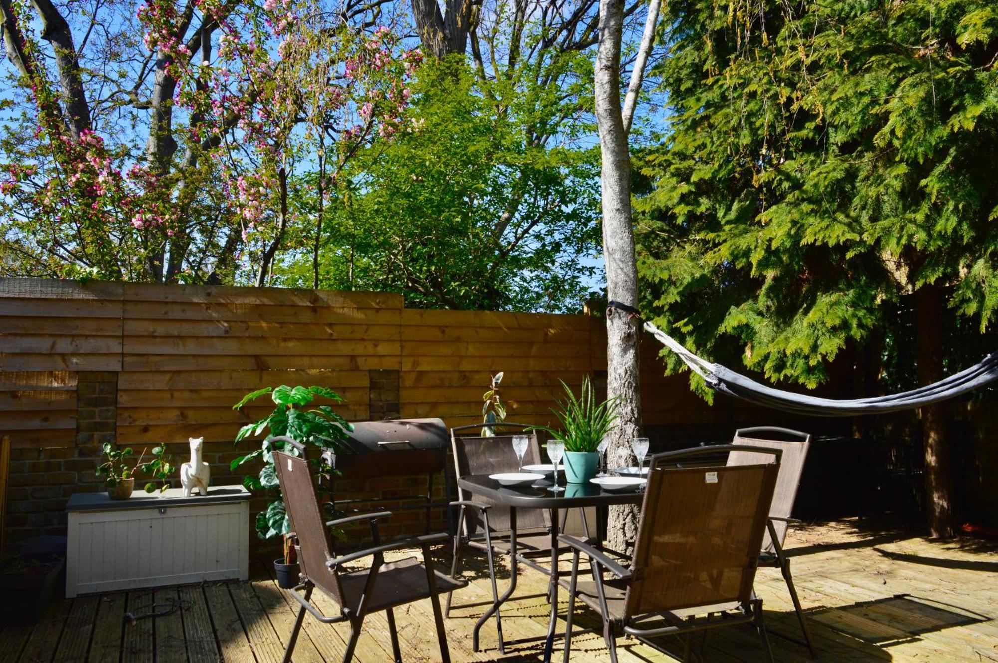 Deluxe Maisonette Oval, Sleeps 4, Garden & Hammock 2 Bedrooms - Open For Business Stays, Relocators, Long Stays, Contractors Apartment *