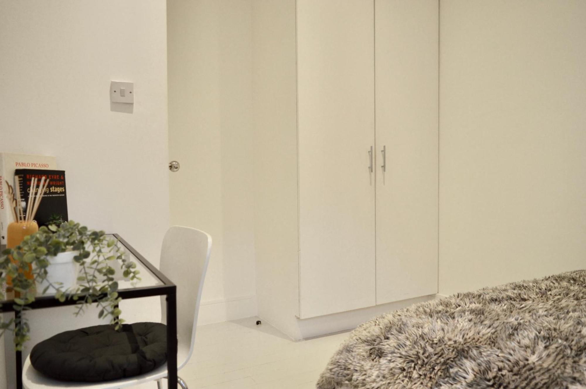 Apartment Deluxe Maisonette Oval, Sleeps 4, Garden & Hammock 2 Bedrooms - Open For Business Stays, Relocators, Long Stays, Contractors *