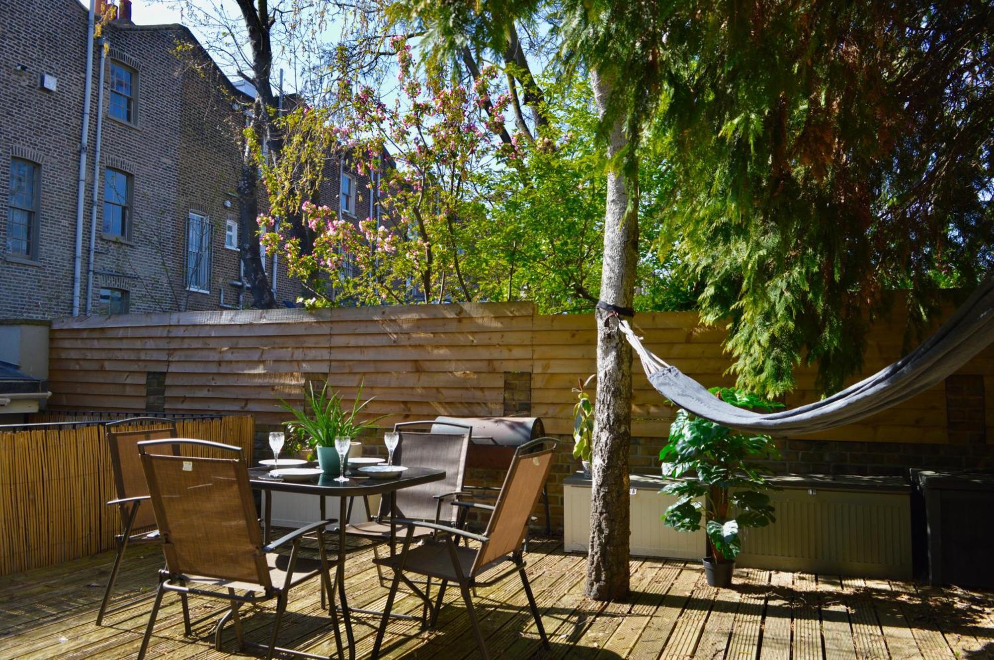 Deluxe Maisonette Oval, Sleeps 4, Garden & Hammock 2 Bedrooms - Open For Business Stays, Relocators, Long Stays, Contractors