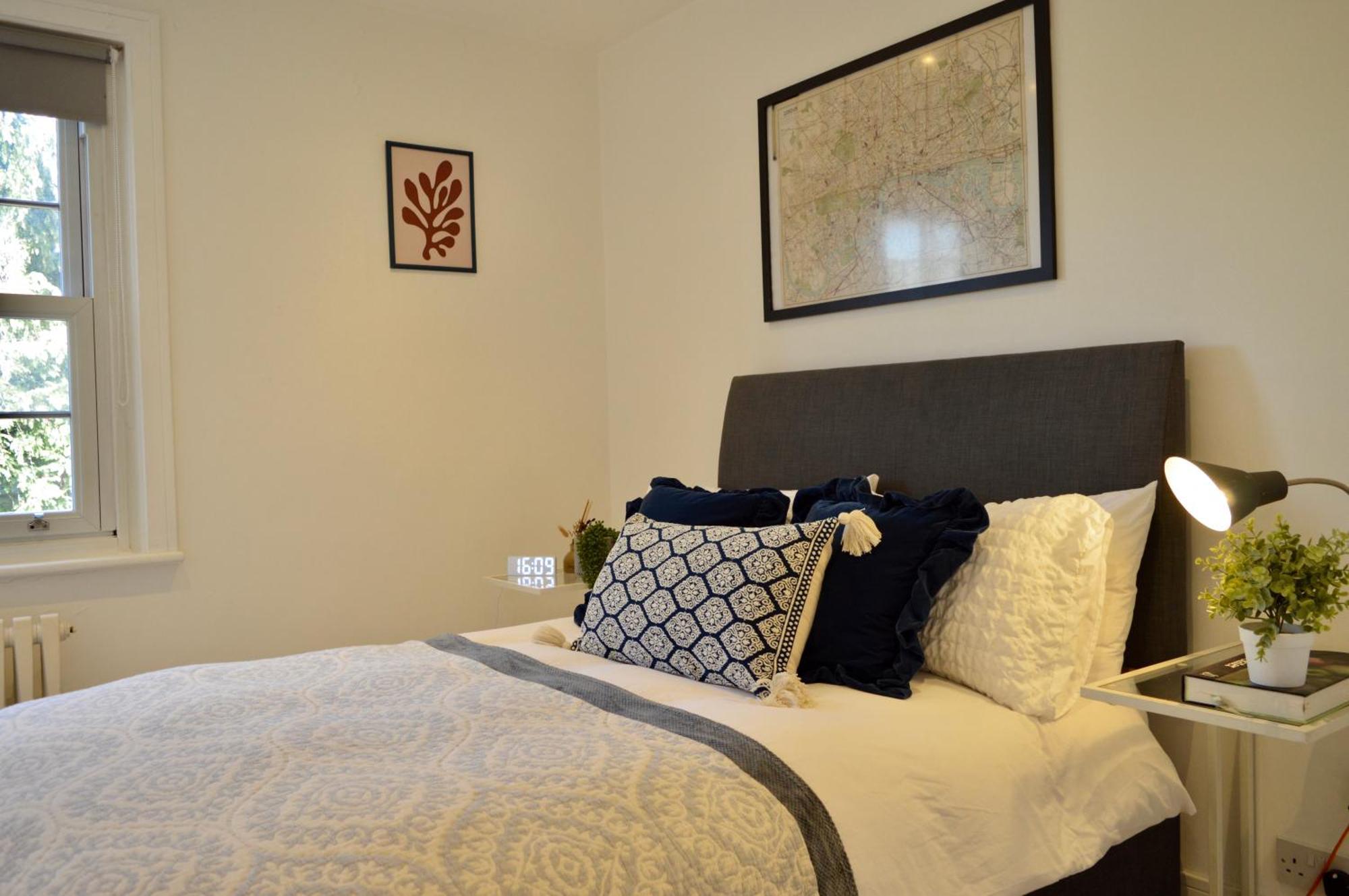 Deluxe Maisonette Oval, Sleeps 4, Garden & Hammock 2 Bedrooms - Open For Business Stays, Relocators, Long Stays, Contractors Apartment *