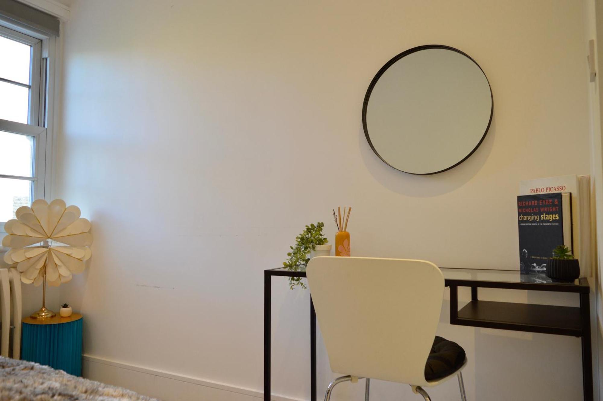 Deluxe Maisonette Oval, Sleeps 4, Garden & Hammock 2 Bedrooms - Open For Business Stays, Relocators, Long Stays, Contractors London