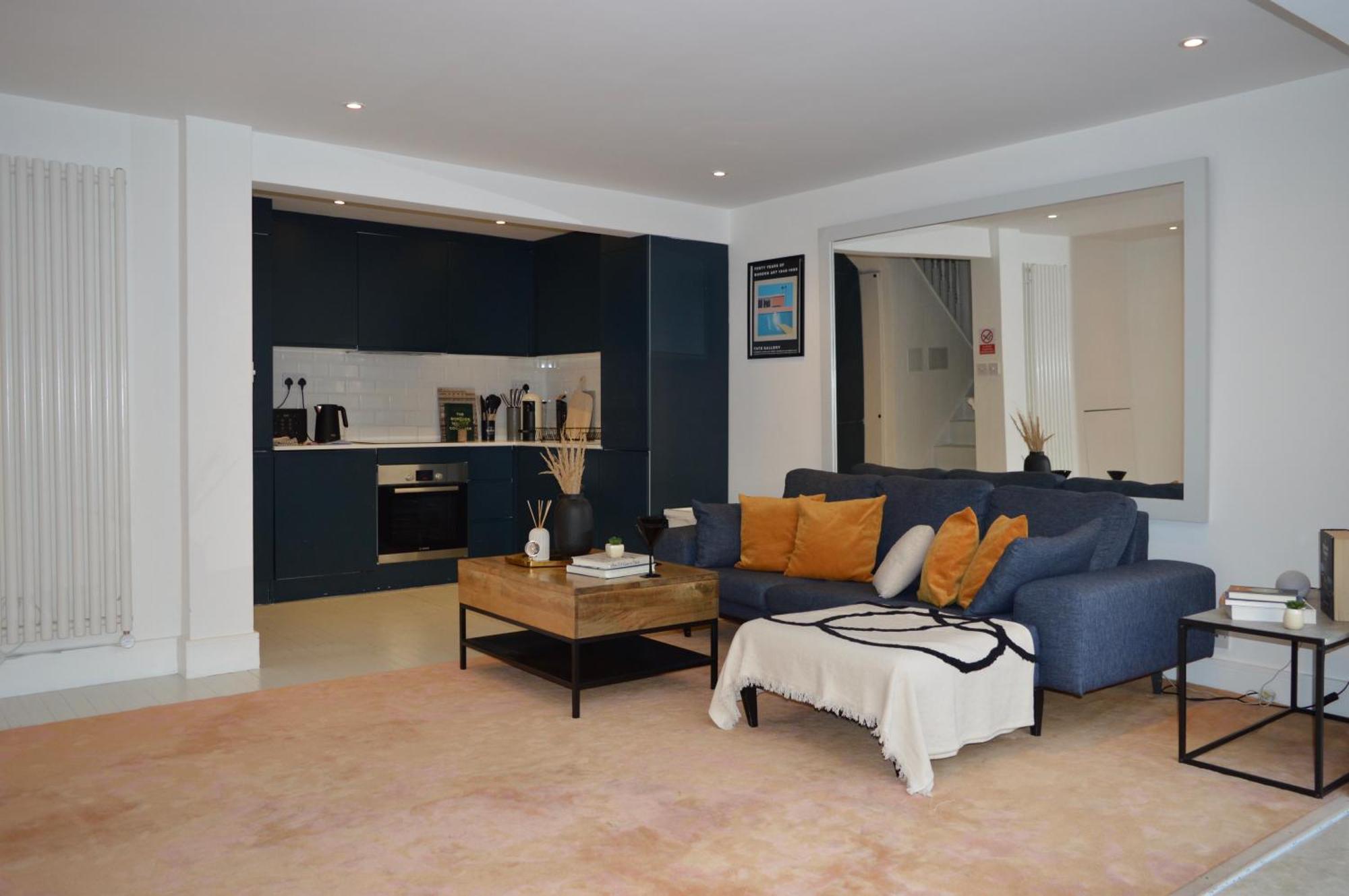 Deluxe Maisonette Oval, Sleeps 4, Garden & Hammock 2 Bedrooms - Open For Business Stays, Relocators, Long Stays, Contractors *