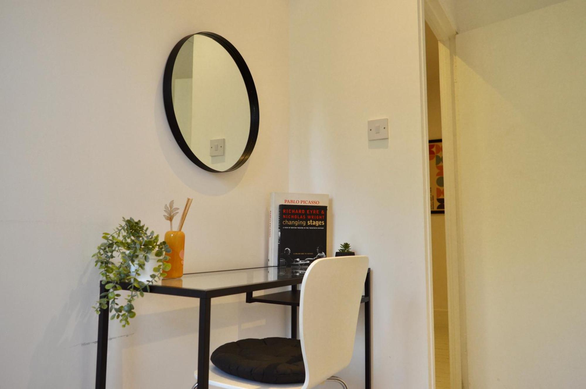 Deluxe Maisonette Oval, Sleeps 4, Garden & Hammock 2 Bedrooms - Open For Business Stays, Relocators, Long Stays, Contractors