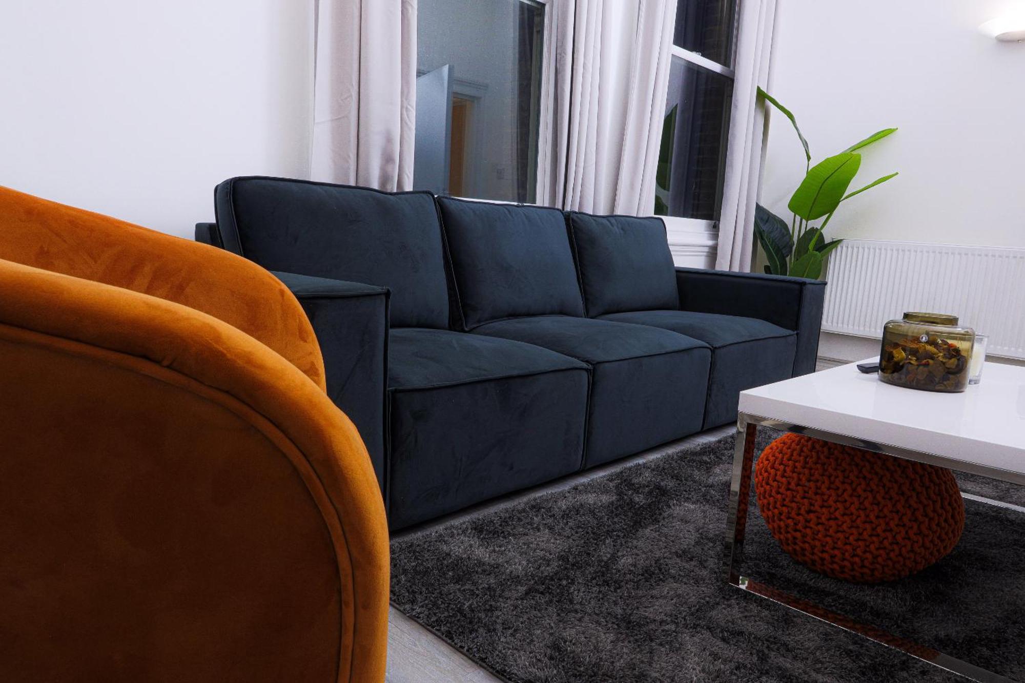 3 Bed, 2 Bath With Terrace & Local Entertainment Londres