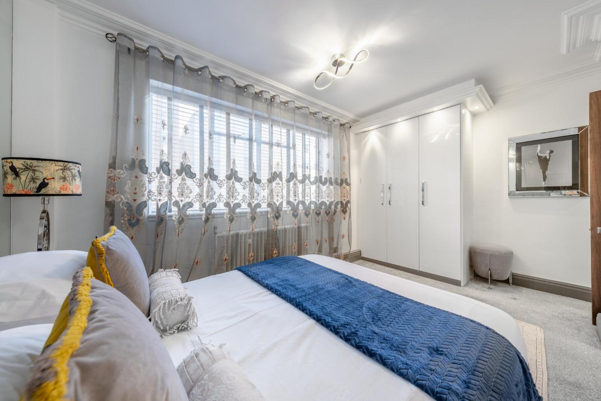 Deluxe With Terrace Over Harrods Apartment