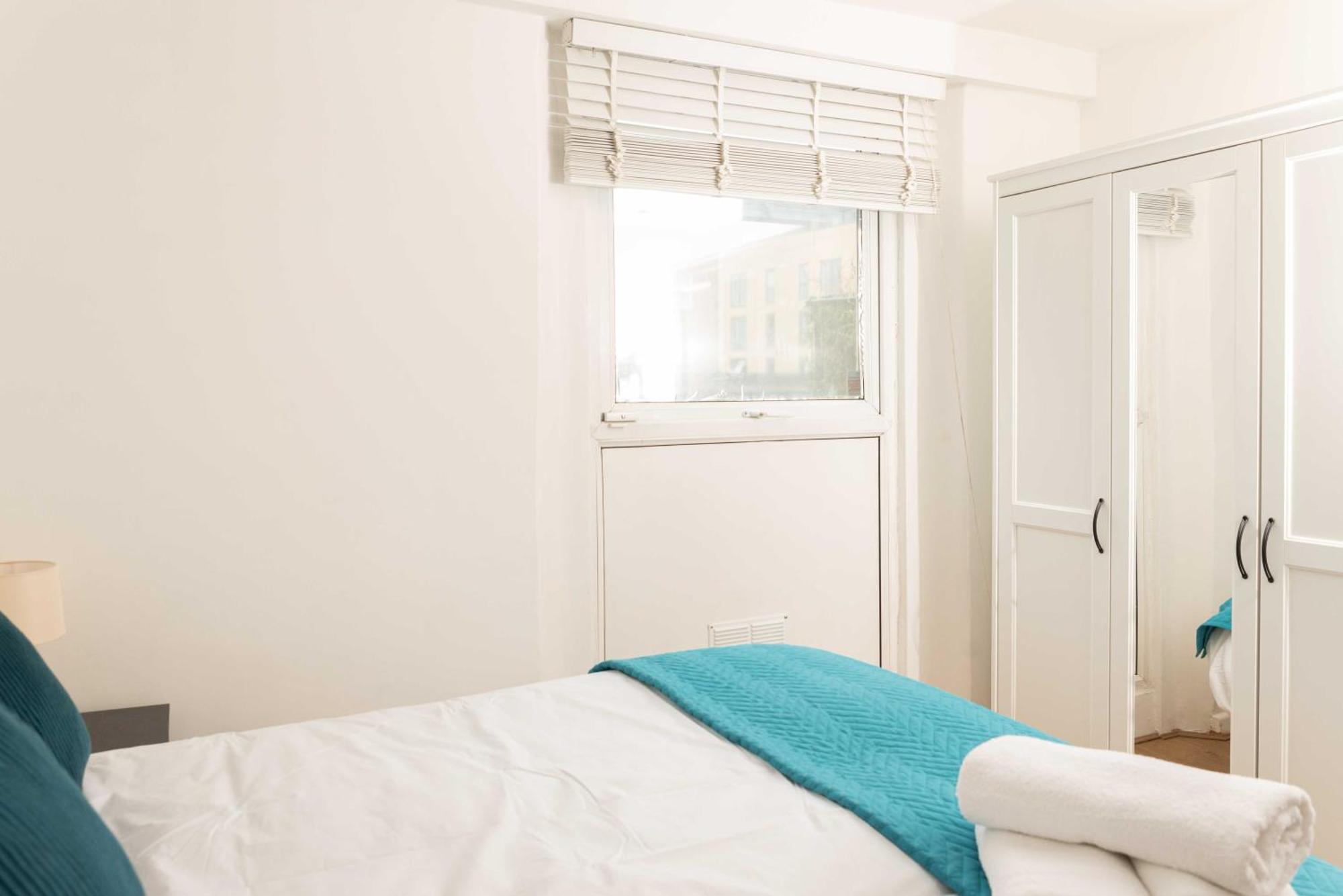 2 Bedroom Flat By Haggerston Station Apartment *