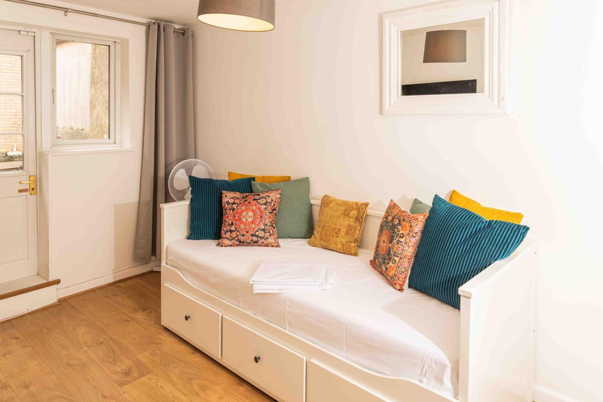 2 Bedroom Flat By Haggerston Station Apartment London