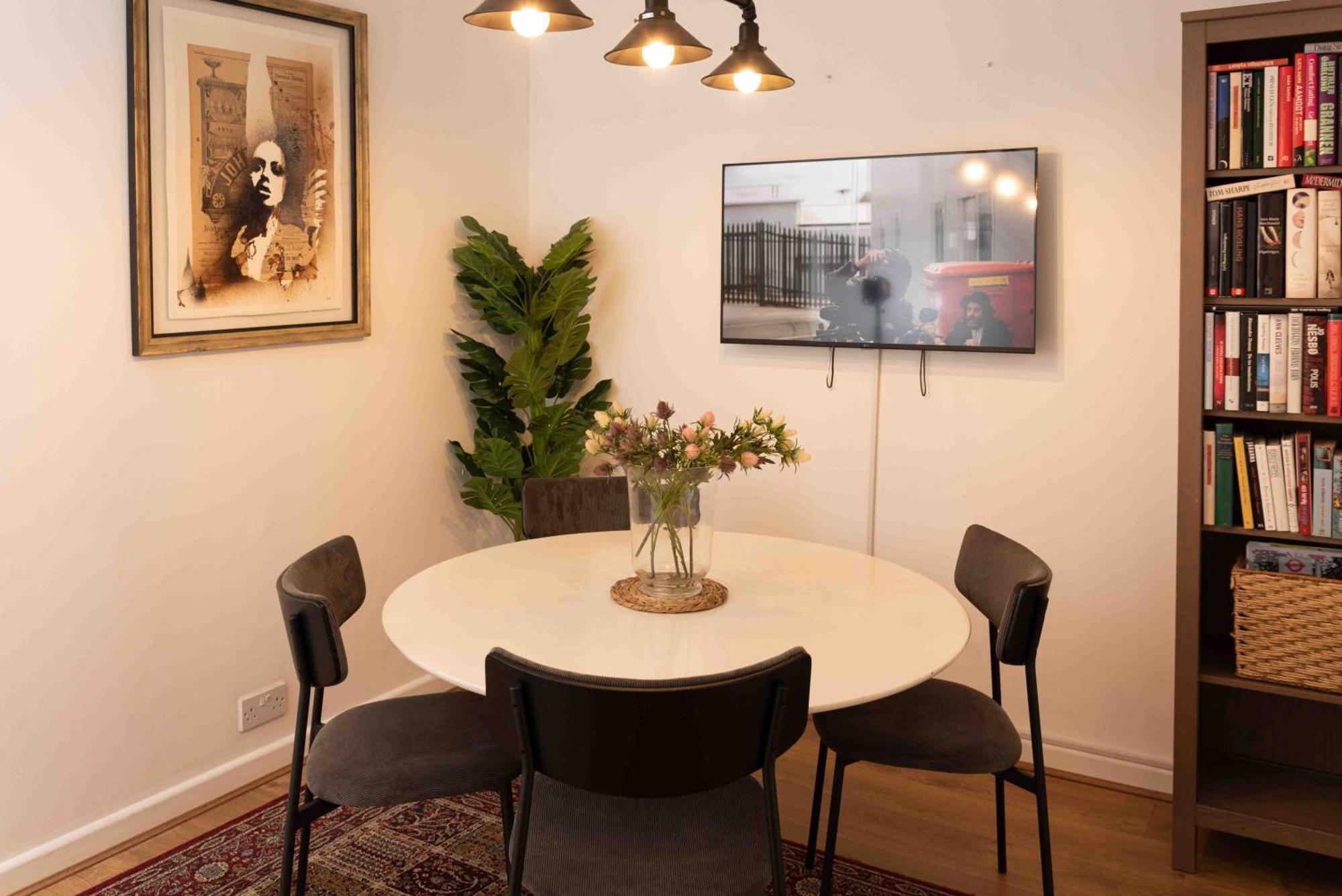 2 Bedroom Flat By Haggerston Station Apartment London