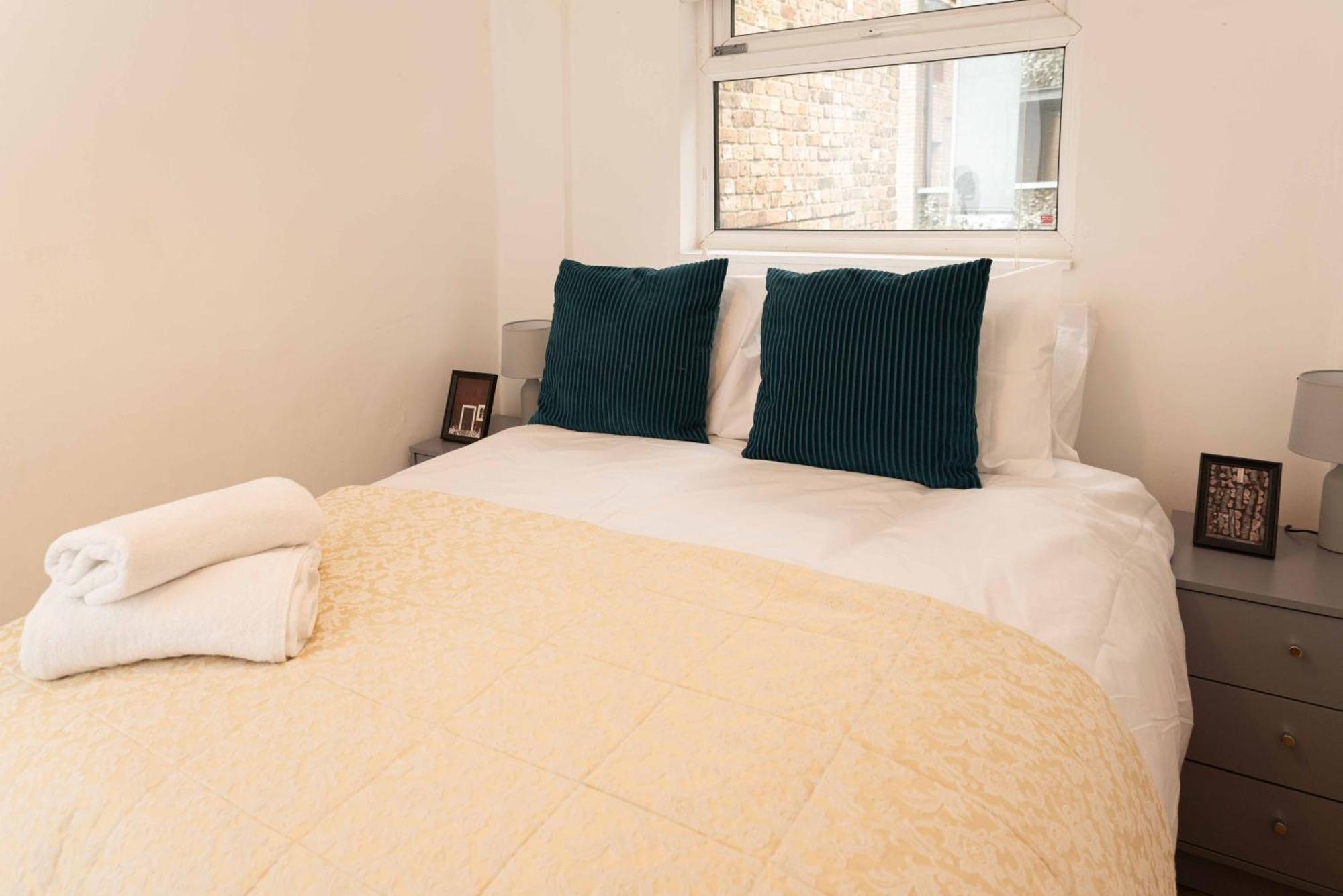 2 Bedroom Flat By Haggerston Station Apartment