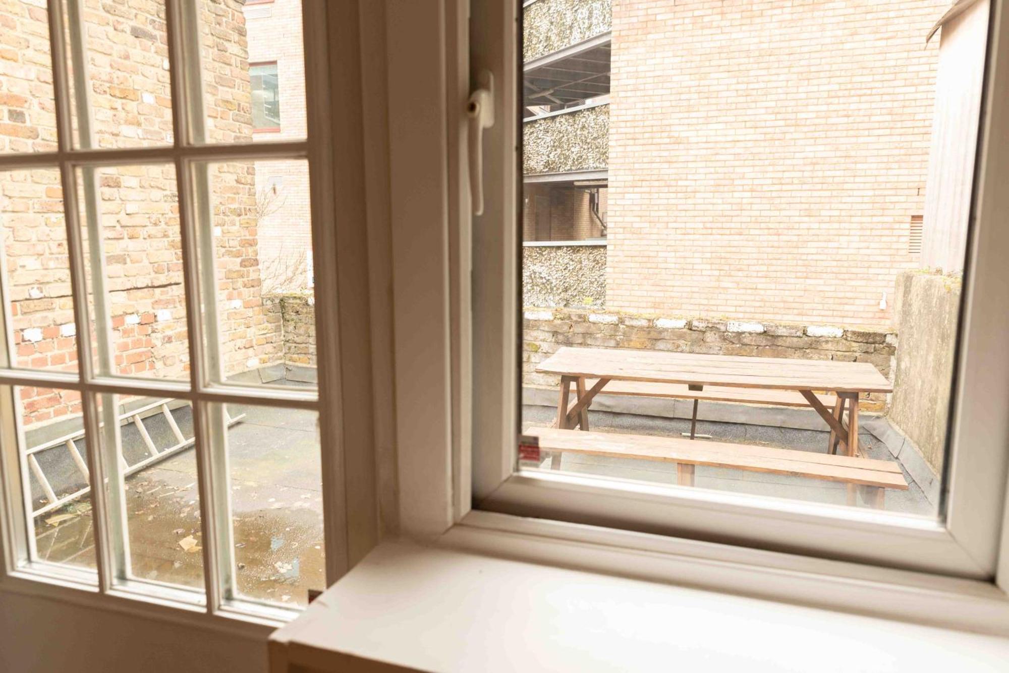 2 Bedroom Flat By Haggerston Station Apartment London