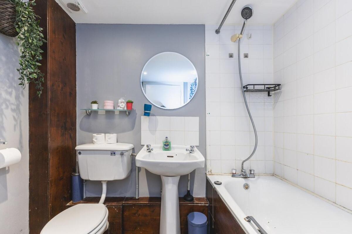 Spacious & Trendy 4-Bed Near River Thames Apartment *
