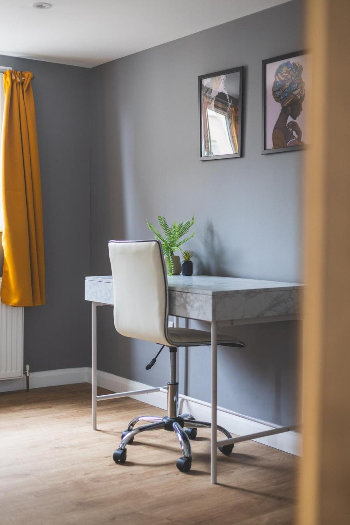 Spacious & Trendy 4-Bed Near River Thames * London