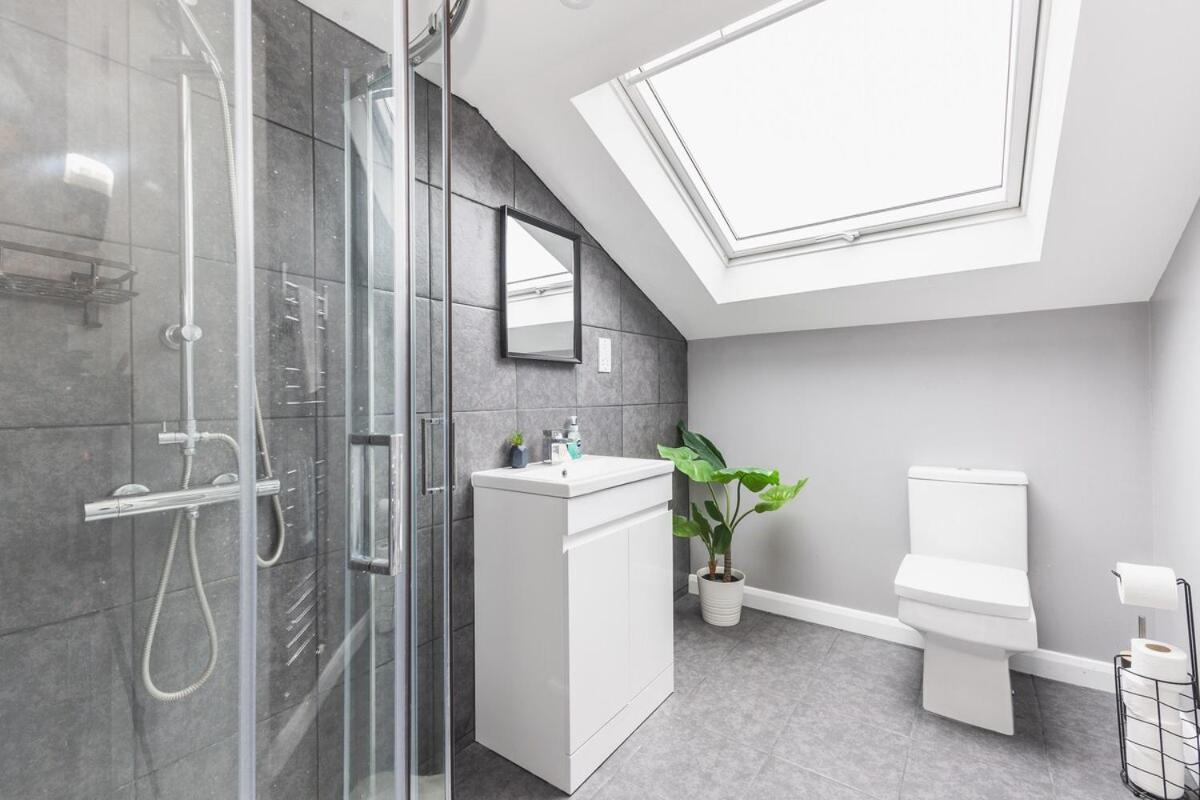 Spacious & Trendy 4-Bed Near River Thames London