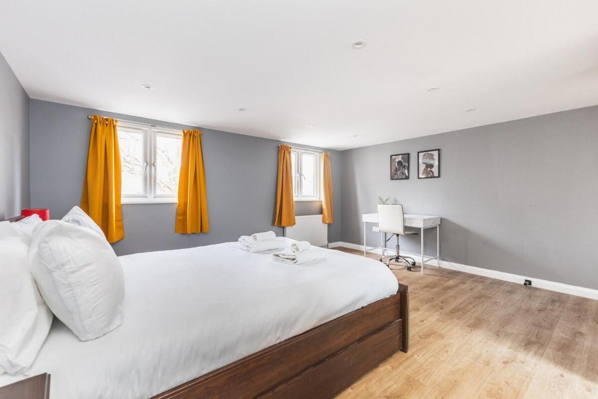 Spacious & Trendy 4-Bed Near River Thames Apartment