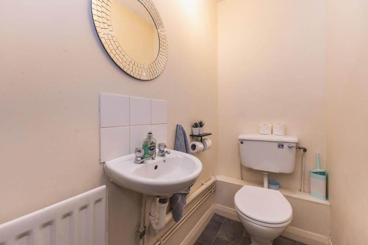 Spacious & Trendy 4-Bed Near River Thames Apartment *