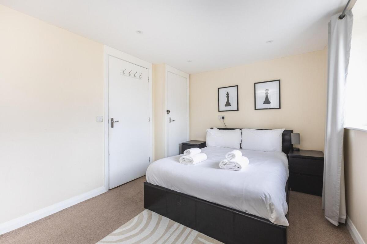 Spacious & Trendy 4-Bed Near River Thames Apartment London