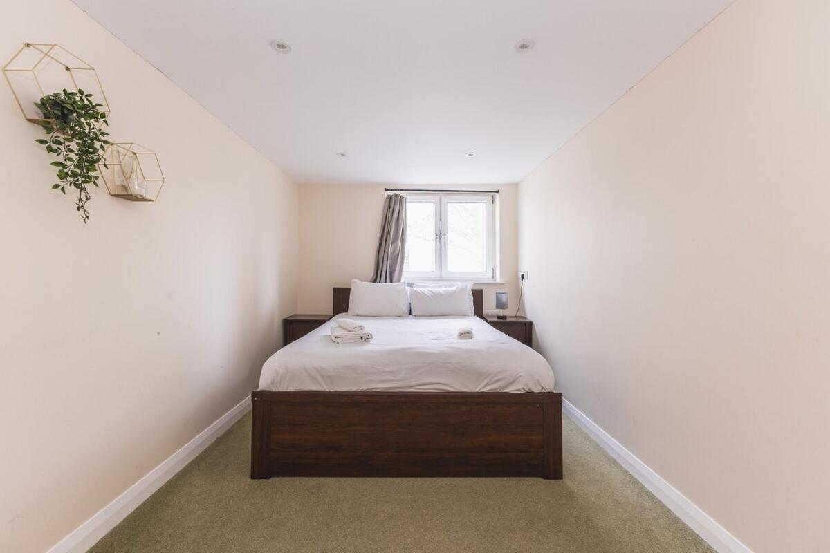 Spacious & Trendy 4-Bed Near River Thames * London