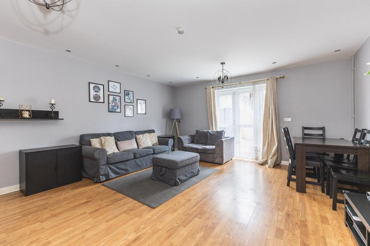 Spacious & Trendy 4-Bed Near River Thames
