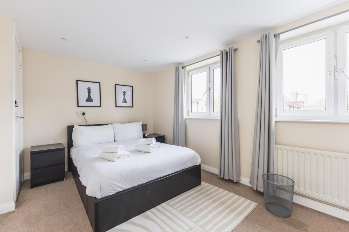 Spacious & Trendy 4-Bed Near River Thames *