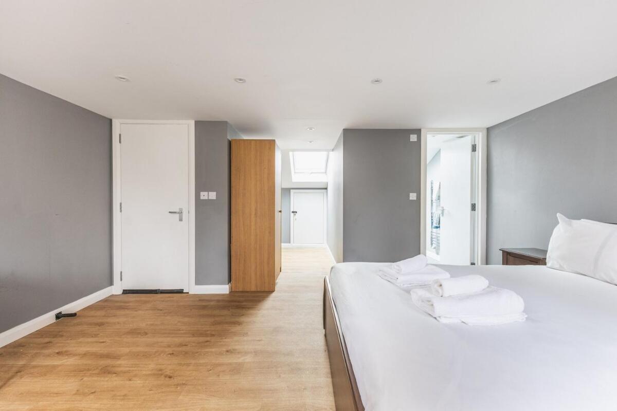 Spacious & Trendy 4-Bed Near River Thames * London