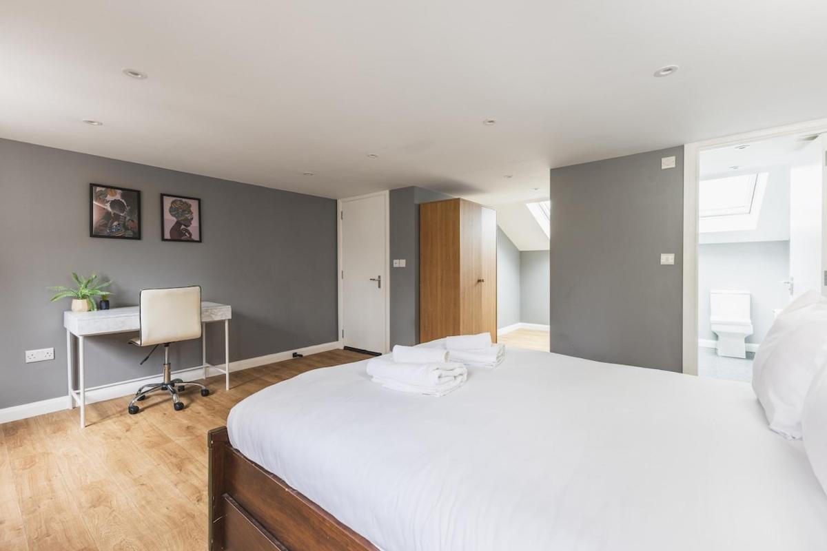 Spacious & Trendy 4-Bed Near River Thames Apartment