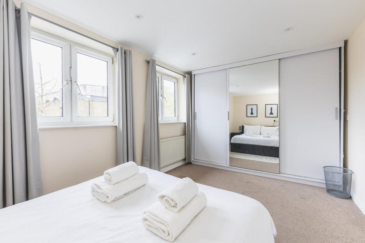 Spacious & Trendy 4-Bed Near River Thames London