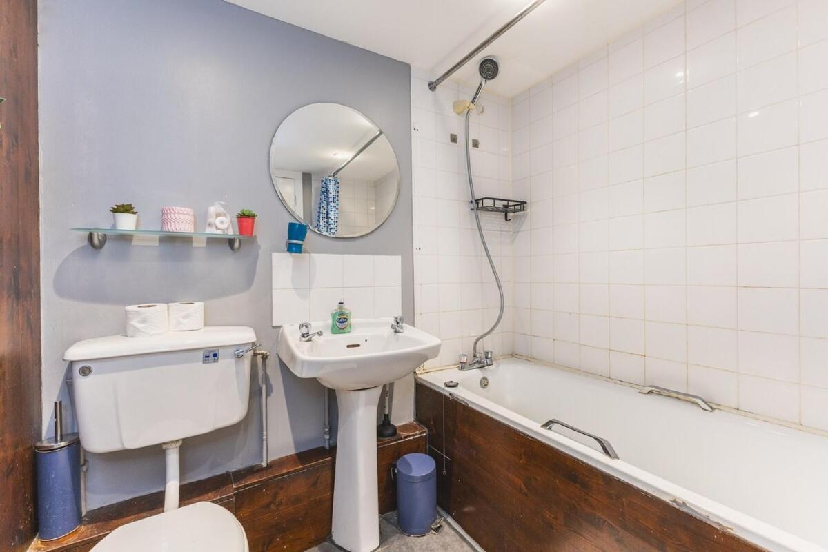 Spacious & Trendy 4-Bed Near River Thames Apartment
