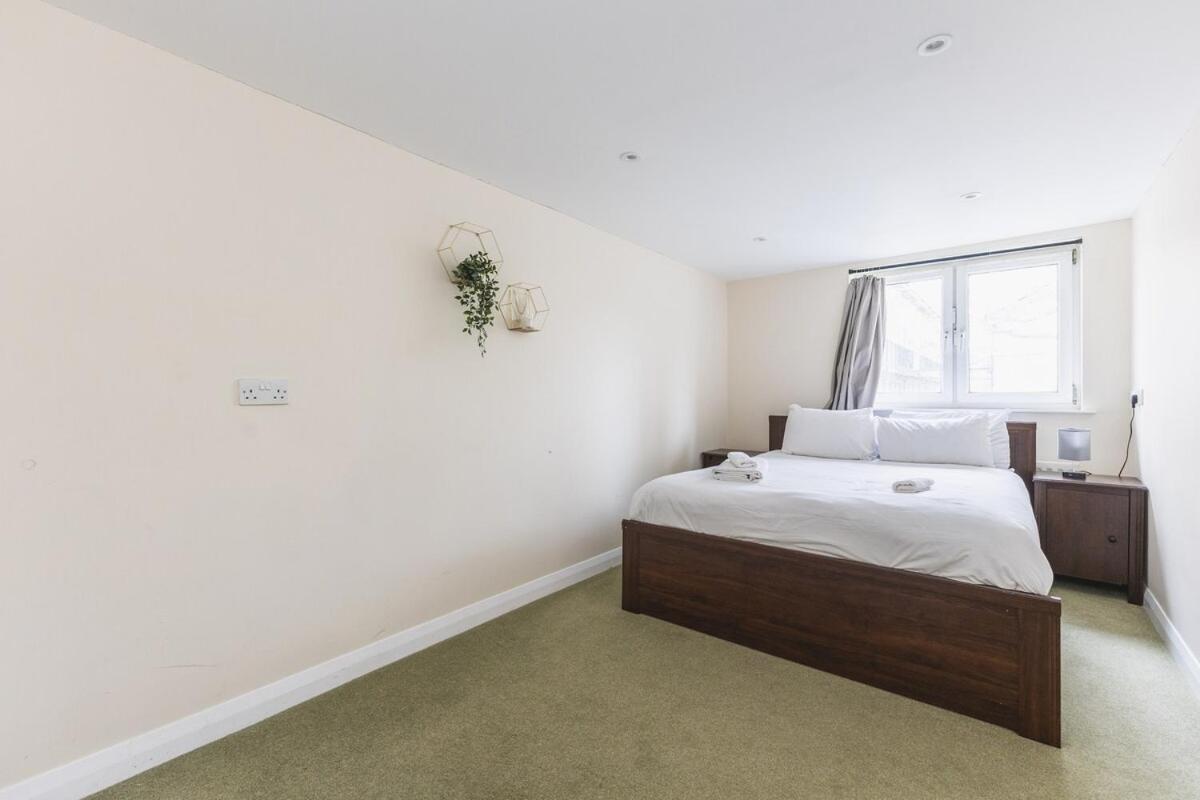 Spacious & Trendy 4-Bed Near River Thames Apartment *