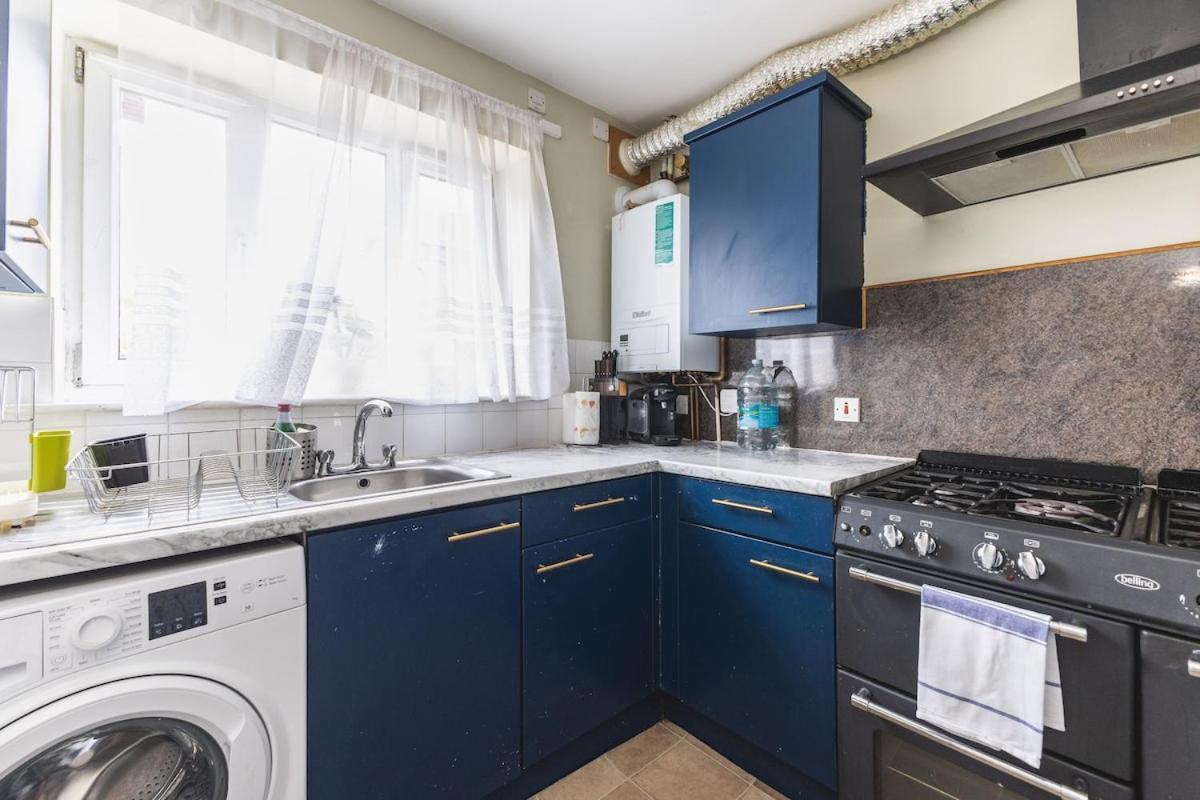 Spacious & Trendy 4-Bed Near River Thames Apartment London